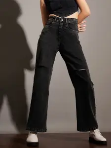 SASSAFRAS Women Acid Wash Slash Knee Stretchable Jeans