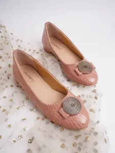 DressBerry Nude-Coloured Textured Ballerinas With Embelished Bows