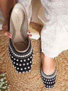 JM Looks Ethnic Embellished Square Toe Mojaris