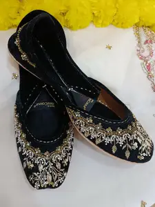DESI COLOUR Embellished Velvet Mojaris