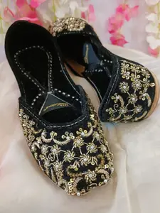 DESI COLOUR Embellished Velvet Mojaris