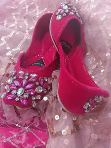 DESI COLOUR Embellished Velvet Mojaris