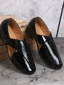 HikBi Men Textured Lightweight Shoe-Style Sandals