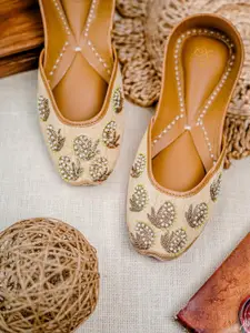 House of Pataudi Embroidered Ethnic Mojaris