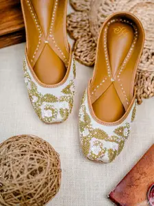 House of Pataudi Embroidered Ethnic Mojaris