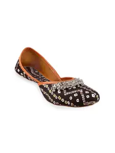 Apratim Printed Embellished Ethnic Mojaris