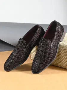 House of Pataudi Men Ethnic Embellished Velvet Mojaris