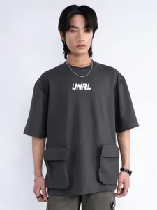 UNRL Men Brand Logo Printed Drop-Shoulder Sleeves Pure Cotton Pockets Oversized T-shirt
