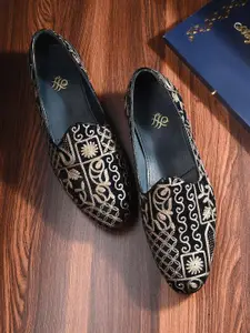 House of Pataudi Men Embroidered Casual Mojaris Shoes