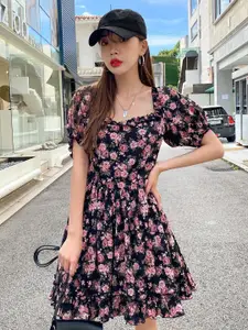 Kotty Navy Blue & Pink Floral Printed Sweetheart Neck Puffed Sleeves Fit & Flare Dress