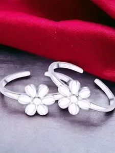 Taraash Set Of 2 925 Sterling Silver Floral Design Toe Rings