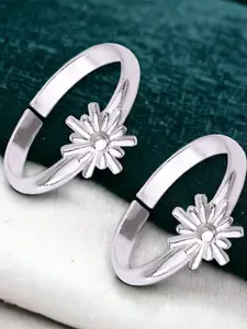 Taraash Set of 2 Sterling Silver Modish Floral Adjustable  Toe Rings