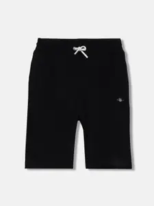 GANT Solid Mid-Rise Regular Fit Shorts