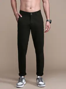 The Roadster Lifestyle Co. Men Olive IOMA Slim Fit Mid-Rise Easy Wash Chinos Trousers