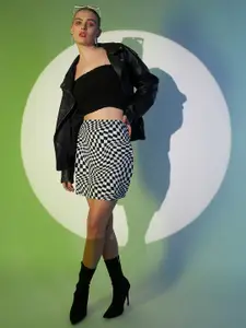 Berrylush White & Black Geometric Printed High Rise Bodycon Straight Mini Skirt