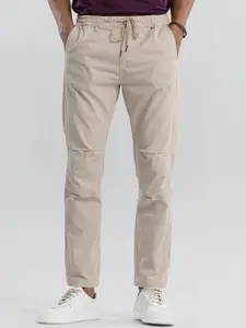 Snitch Men Beige Tapered Fit Cargos Trousers