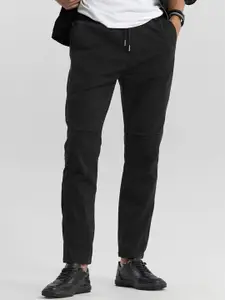 Snitch Men Black Tapered Fit Cargos Trousers