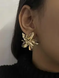ISHKAARA Floral Shaped Stud Earrings