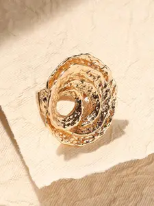 SOHI Gold-Plated Swirl Statement Finger Ring