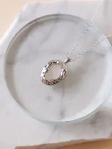 DressBerry Oval Shaped Pendant With Chains