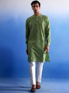 VASTRAMAY Men Green Schiffli Embroidered Cotton Kurta With Pyjama