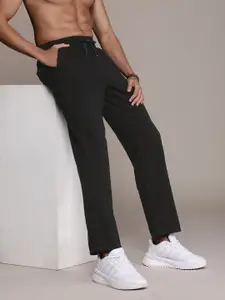 Roadster Men Solid Regular Fit Mid-Rise Plain Woven Flat-Front Chinos