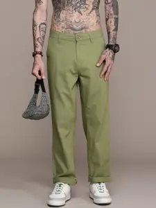 Roadster Men Solid Regular Fit Mid-Rise Plain Woven Flat-Front Pure Cotton Chinos