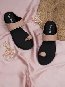 Retro Walk Textured One Toe Flats