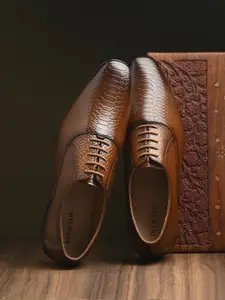 INVICTUS Men Textured Formal Oxfords