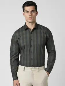 Van Heusen Spread Collar Slim Fit Opaque Checked Cotton Formal Shirt