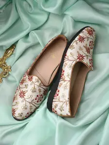 House of Pataudi Men Embroidered Lightweight Mojaris