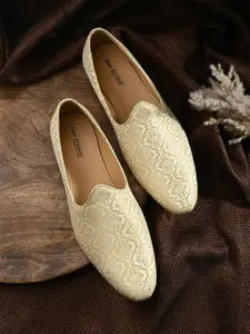 San Frissco Men Textured Lightweight Mojaris