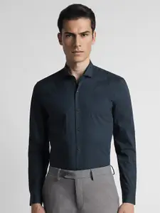 Peter England Super Spread Collar Long Sleeves Slim Fit Checked Formal Shirt