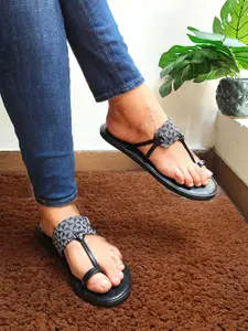 THE MADRAS TRUNK Textured One Toe Flats