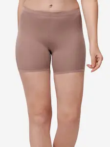 Soie Women Skinny Fit Mid-Rise Sports Shorts