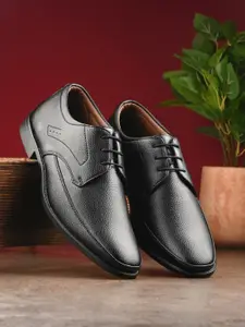 INVICTUS Men Textured Formal Derbys