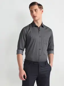 Arrow Geometric Printed Spread Collar Long Sleeves Slim Fit Opaque Cotton Formal Shirt