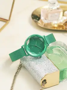 Fastrack  Vyb Aurora Women Stainless Steel Bracelet Style Straps Analogue Watch FV60010QM03W