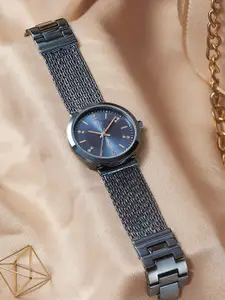 Fastrack Vyb Flare Women Bracelet Style Straps Analogue Watch FV60011QM01W