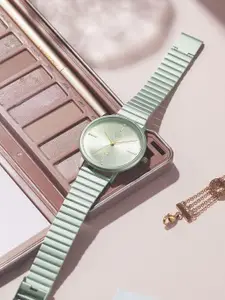 Fastrack Vyb BlissWomen Stainless Steel Bracelet Style Straps Analogue Watch FV60021KM01W