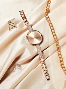 Fastrack Women Embellished Dial & Bracelet Style Straps Analogue Watch FV60009WM01W