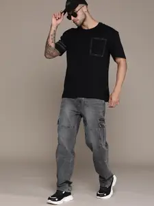 Roadster Men Relaxed Fit Light Fade Stretchable Cargo  Jeans