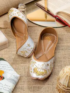 House of Pataudi Embellished Square Toe Majoris