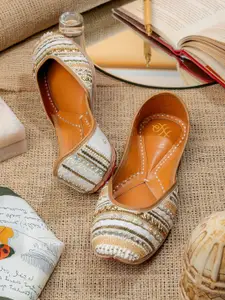 House of Pataudi Embellished Round Toe Majoris