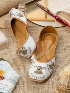 House of Pataudi White Embellished Round Toe Majoris