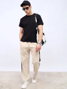 Styli Men Side Contrast Open Hem Relaxed Fit Joggers with Zip Pockets