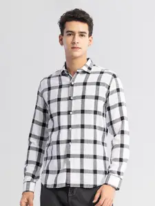 Snitch White Classic Slim Fit Buffalo Checked Casual Shirt