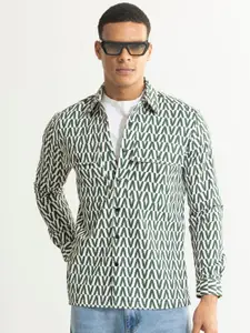 Snitch Green & White Zig Zag Printed Classic Tailored Fit Casual Shirt