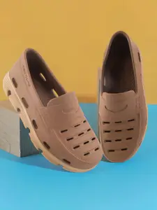 Red Tape Men Self Design Clogs