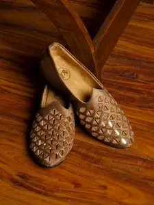 MONKSTORY Men Embellished Round Toe Mojaris